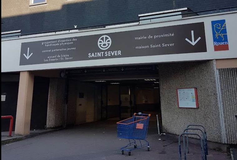Le bâtiment de la Maison Saint-Sever à Rouen, avec le bandeau Saint Sever au-dessus du passage et le logo de la Ville